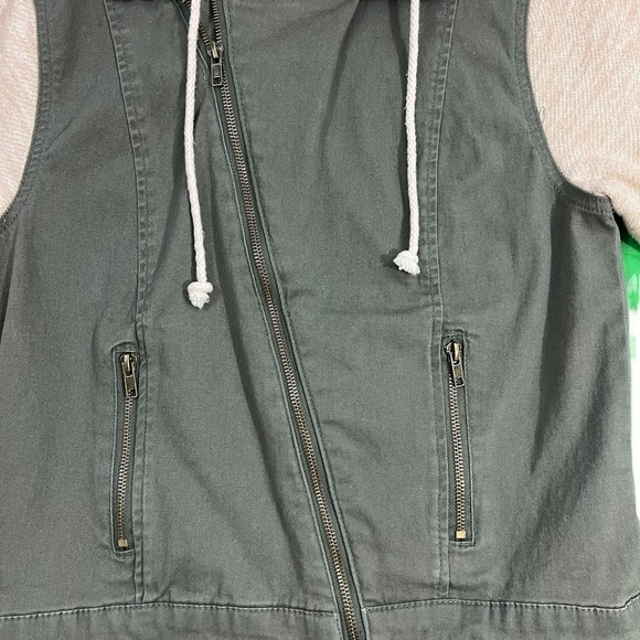 Juniors Size Medium Tinsel Town Army Green Jacket With Sweatshirt Sleeves & Hood - Picture 2 of 8